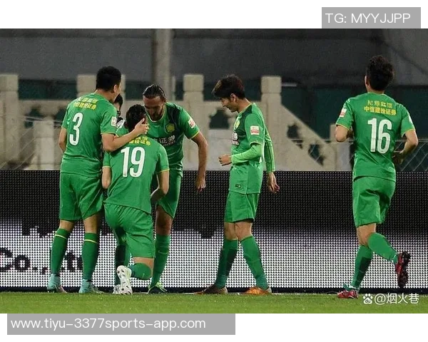 冬训季节北京国安新帅汉斯与罗德里戈携手出征球迷热情分享照片 冬训季节北京国安新帅汉斯与罗德里戈携手出征球迷热情分享照片